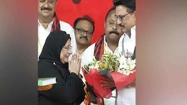 இபிஎஸ் ஷாக்..! திமுகவில் இணைந்த அதிமுக முன்னாள் பெண் அமைச்சர்..!