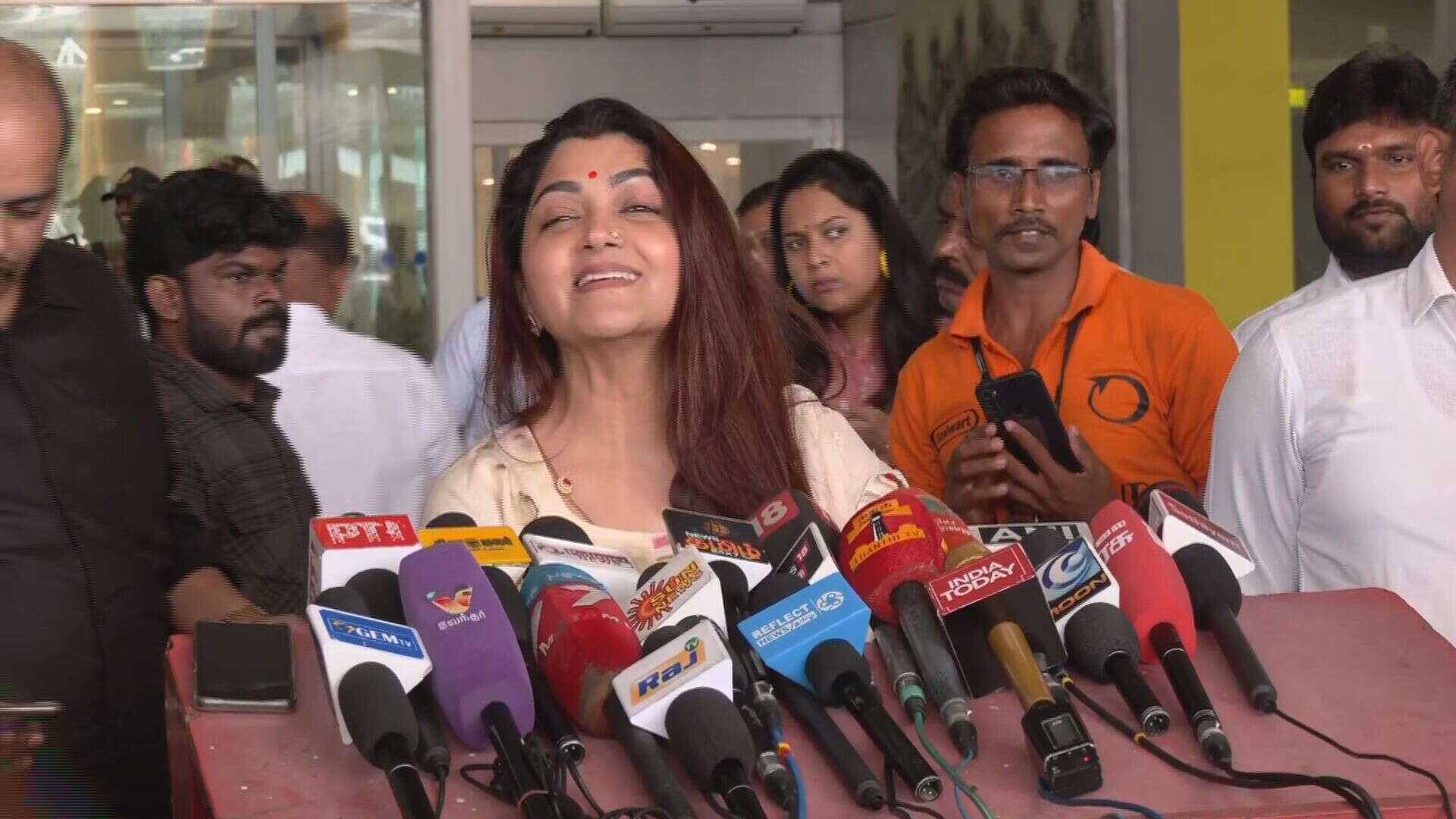 'சேரி' என்று பேசியதற்கு மன்னிப்பு கேட்க முடியாது - குஷ்பு