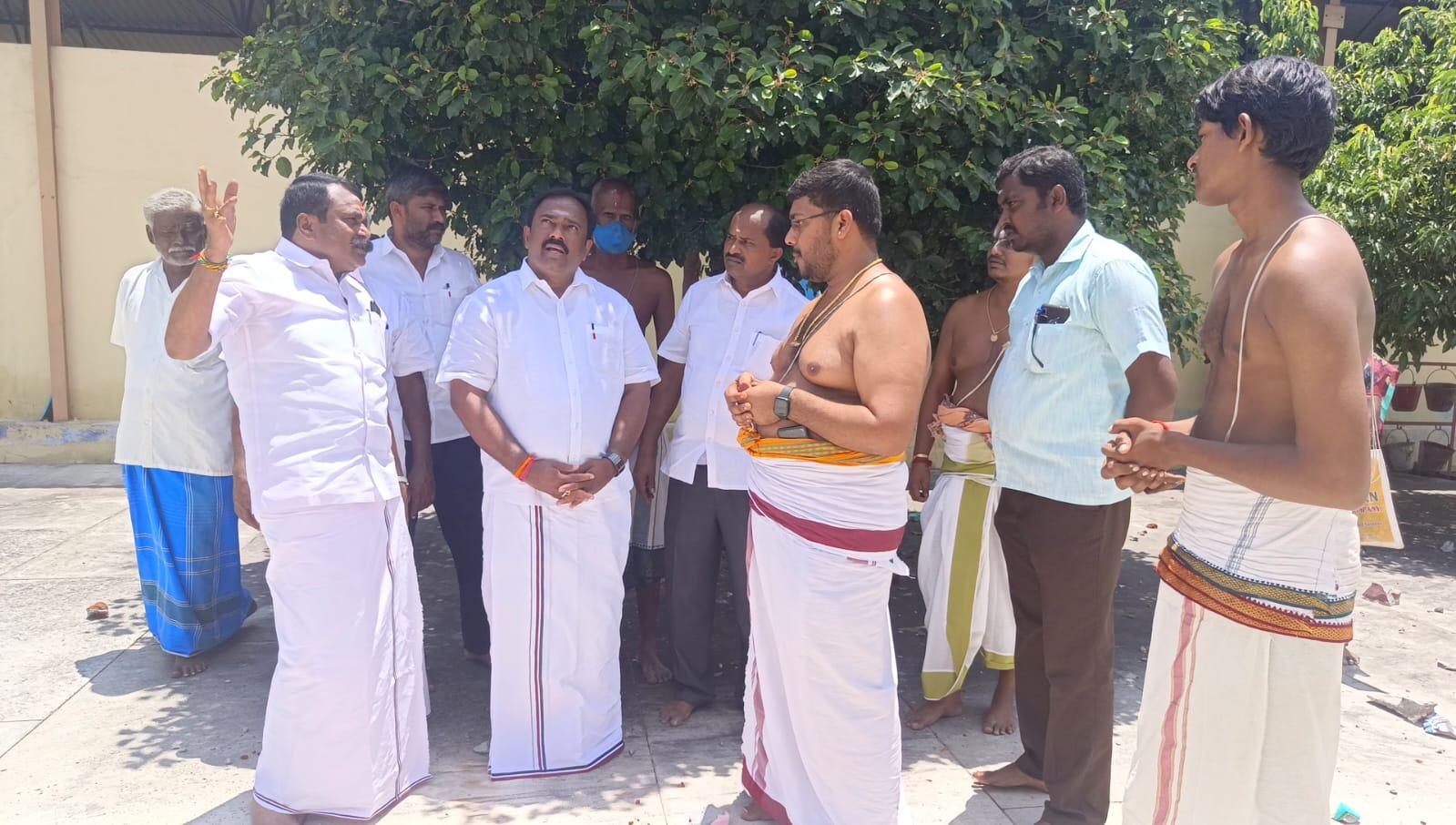 பெருந்துறையில் இடிதாக்கி பழமையான கோவில் கோபுரம் சேதம்... எம்எல்ஏ எஸ்.ஜெயக்குமார் நேரில் ஆய்வு!