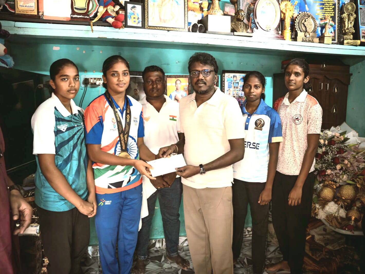 கண்ணகி நகர் கார்த்திகாவை அவரது வீட்டில் சந்தித்து வாழ்த்தினார் இயக்குனர் மாரி செல்வராஜ்..!!