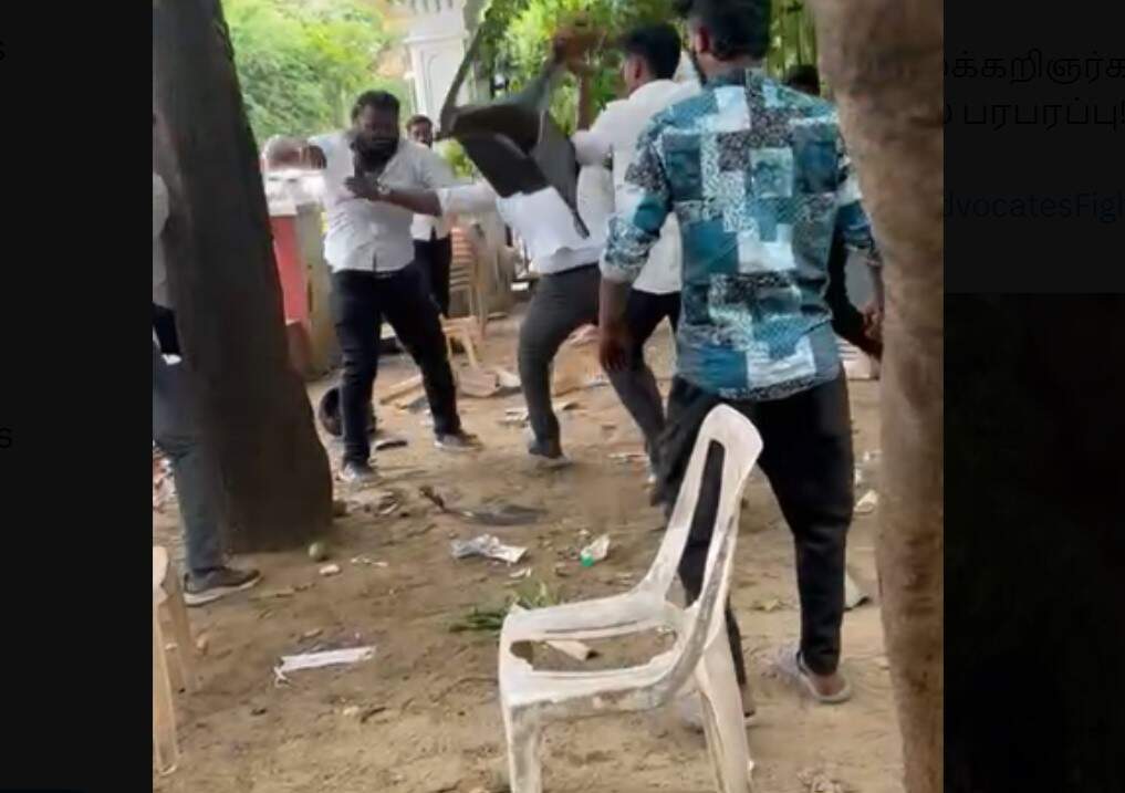 எழும்பூர் நீதிமன்றத்தில் வழக்கறிஞர்கள் மோதல்- நாற்காலிகளை வீசியதால் பரபரப்பு