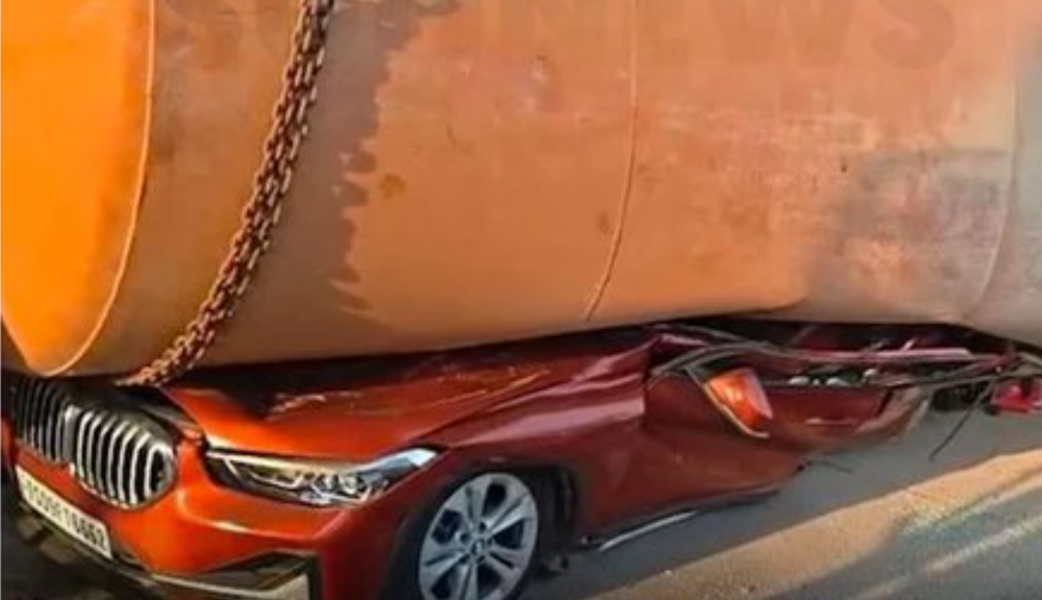 சிமெண்ட் கான்க்ரீட் லாரி கவிழ்ந்து நசுங்கிய BMW கார் - வழக்கறிஞர் உயிரிழப்பு