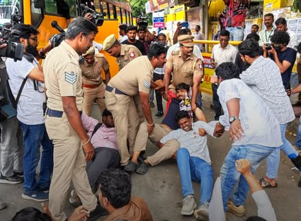 #JUST IN : நீட் தேர்வை ரத்து செய்ய கோரி கோவையிலும் மாணவர்கள் போராட்டம்!