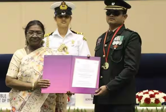 பார்வை இழந்த ராணுவ வீரர்: லெப்டினன்ட் கர்னல் துவாரகேஷுக்கு குடியரசுத் தலைவர் திரவுபதி முர்மு தேசிய விருது!