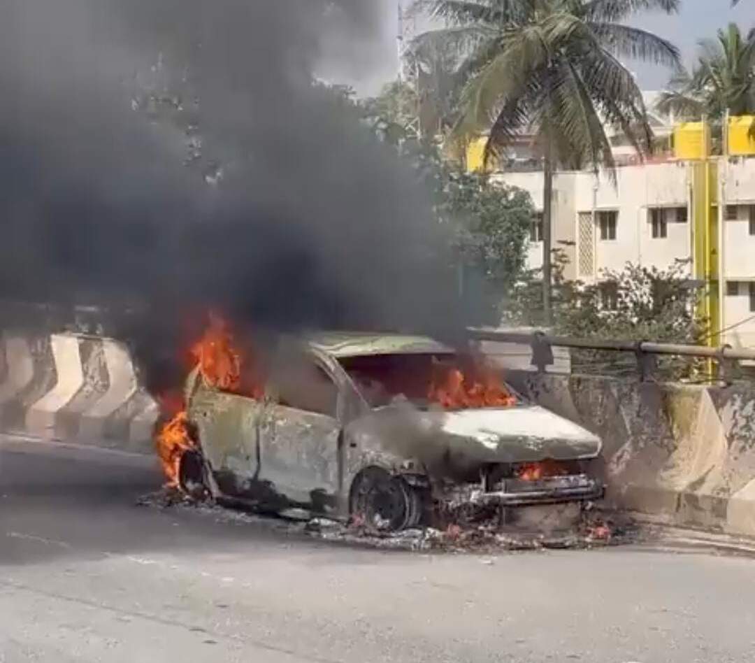 ஓசூர் அருகே மேம்பாலத்தில் திடீரென தீ பற்றி எரிந்த கார்!