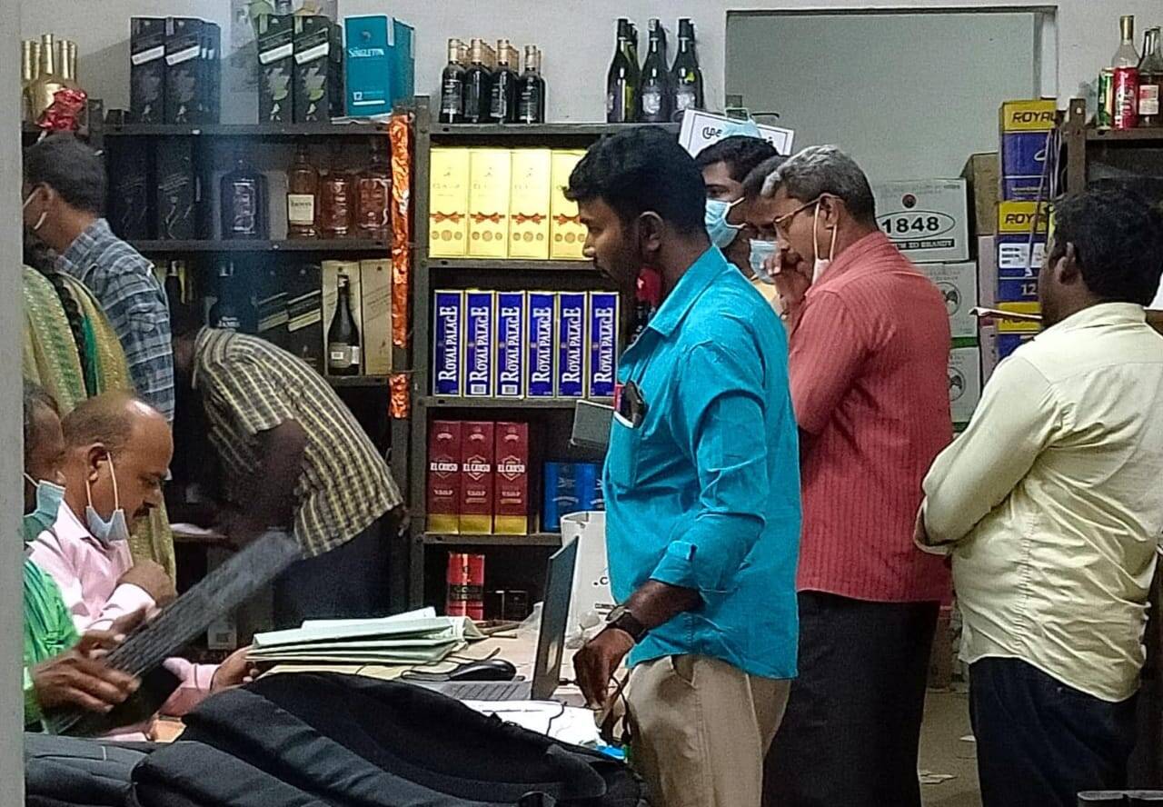 ஈரோட்டில் டாஸ்மாக் கடையில் லஞ்ச ஒழிப்பு சோதனை... கணக்கில் வராத ரூ.14,650 பறிமுதல்!