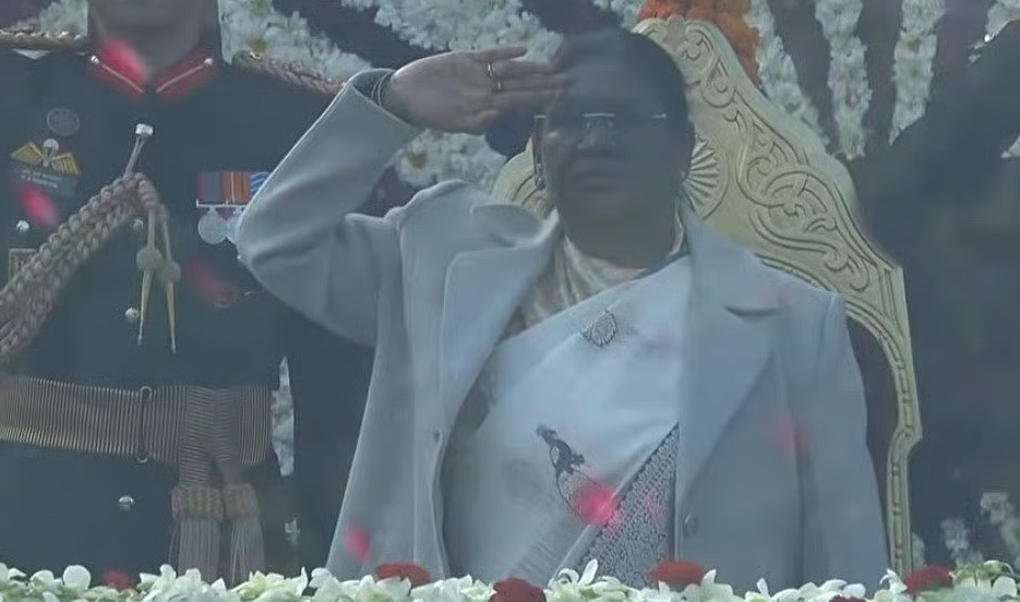 டில்லியில் தேசியக்கொடி ஏற்றினார் ஜனாதிபதி திரவுபதி முர்மு..!