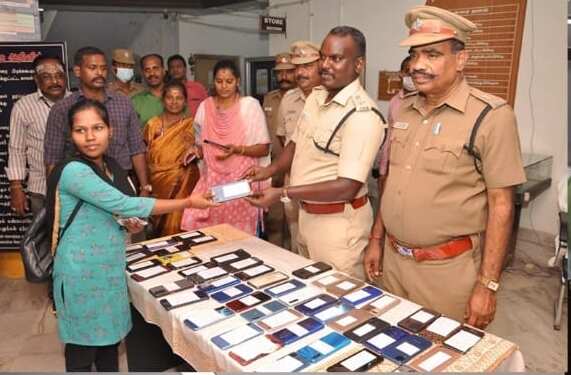 வேலூரில் திருடுபோன 60 செல்போன்களை மீட்டு உரியவர்களிடம் ஒப்படைத்த போலீசார்!