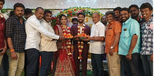 மணமக்களுக்கு தக்காளி பரிசளித்த விஜய் மக்கள் இயக்கத்தினர்...