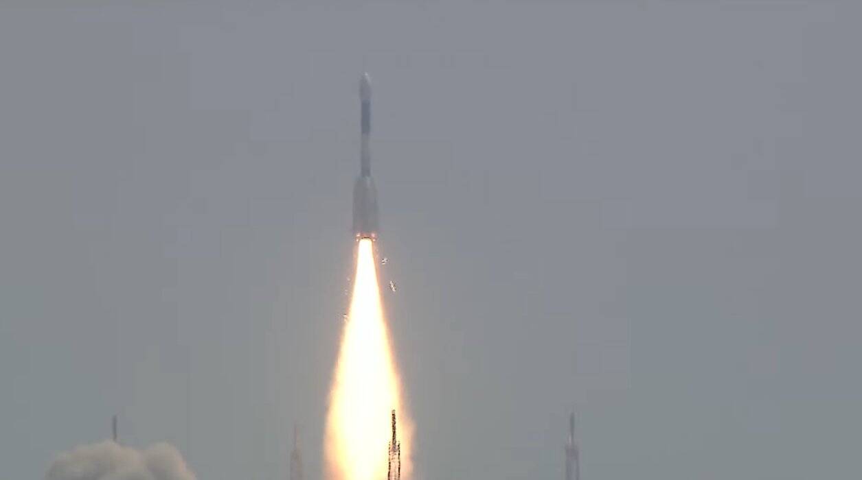 விண்ணில் பாய்ந்தது ஜிஎஸ்எல்வி எஃப் -12 ராக்கெட்!!