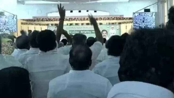 பாட்டுப்பாடி எடப்பாடி டீமை மாதானப்படுத்திய வளர்மதி