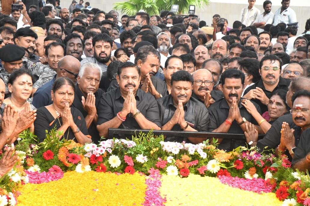 ஜெயலலிதாவின் நினைவிடத்தில் எடப்பாடி பழனிசாமி அஞ்சலி..!!