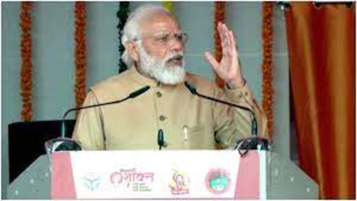 நம் நாட்டில் தற்போது இரண்டு வகையான அரசியல் நிலவுகிறது... ஒன்று குடும்ப பக்தி, மற்றொன்று தேச பக்தி.. பிரதமர் மோடி