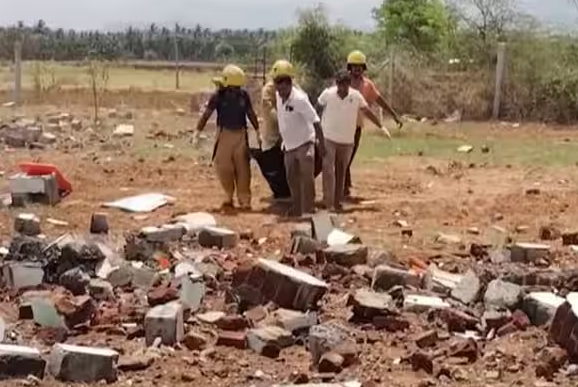 தமிழகத்தில் மீண்டும் அரங்கேறிய சோகம்..! பட்டாசு ஆலையில் வெடி விபத்து; 2 பேர் பலி..!