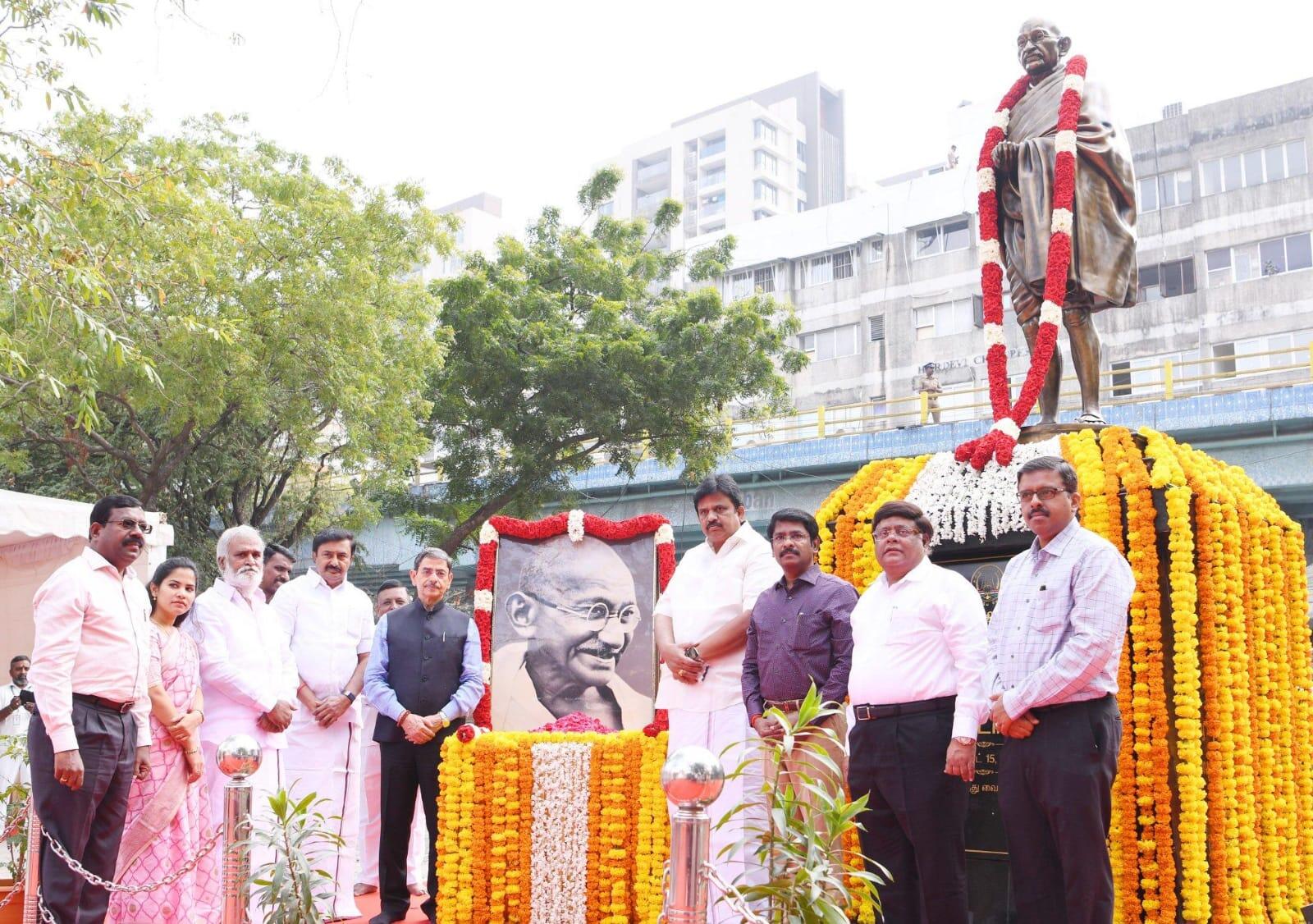 மகாத்மா காந்தியின் நினைவு தினம் - ஆளுநர், அமைச்சர்கள் மரியாதை