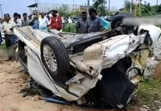 குமாரபாளையம் அருகே லாரி மீது கார் மோதல் - அக்கா, தங்கை படுகாயம்!