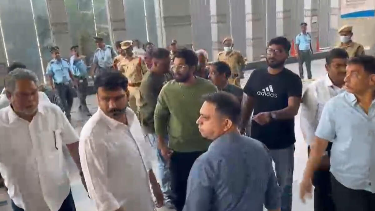 புஷ்பா பட கூட்ட நெரிசலில் சிக்கி படுகாயமடைந்த சிறுவனை நேரில் சந்தித்து அல்லு அர்ஜூன் ஆறுதல்