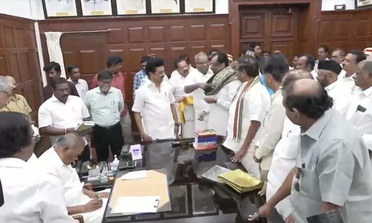 முதலமைச்சர் மு.க.ஸ்டாலின் முன்னிலையில் எம்.எல்.ஏ.வாக பதவியேற்றார் ஈ.வி.கே.எஸ் இளங்கோவன்