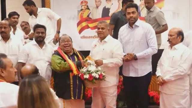 #JUST IN : பிரபல குணச்சித்திர நடிகர் டி.எஸ்.ஆர். சீனிவாசன் த.வெ.க-வில் இணைந்தார்!