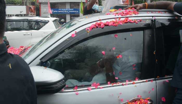 மாற்றுப்பாதையில் சென்று எடப்பாடியை முந்திய ஓபிஎஸ்