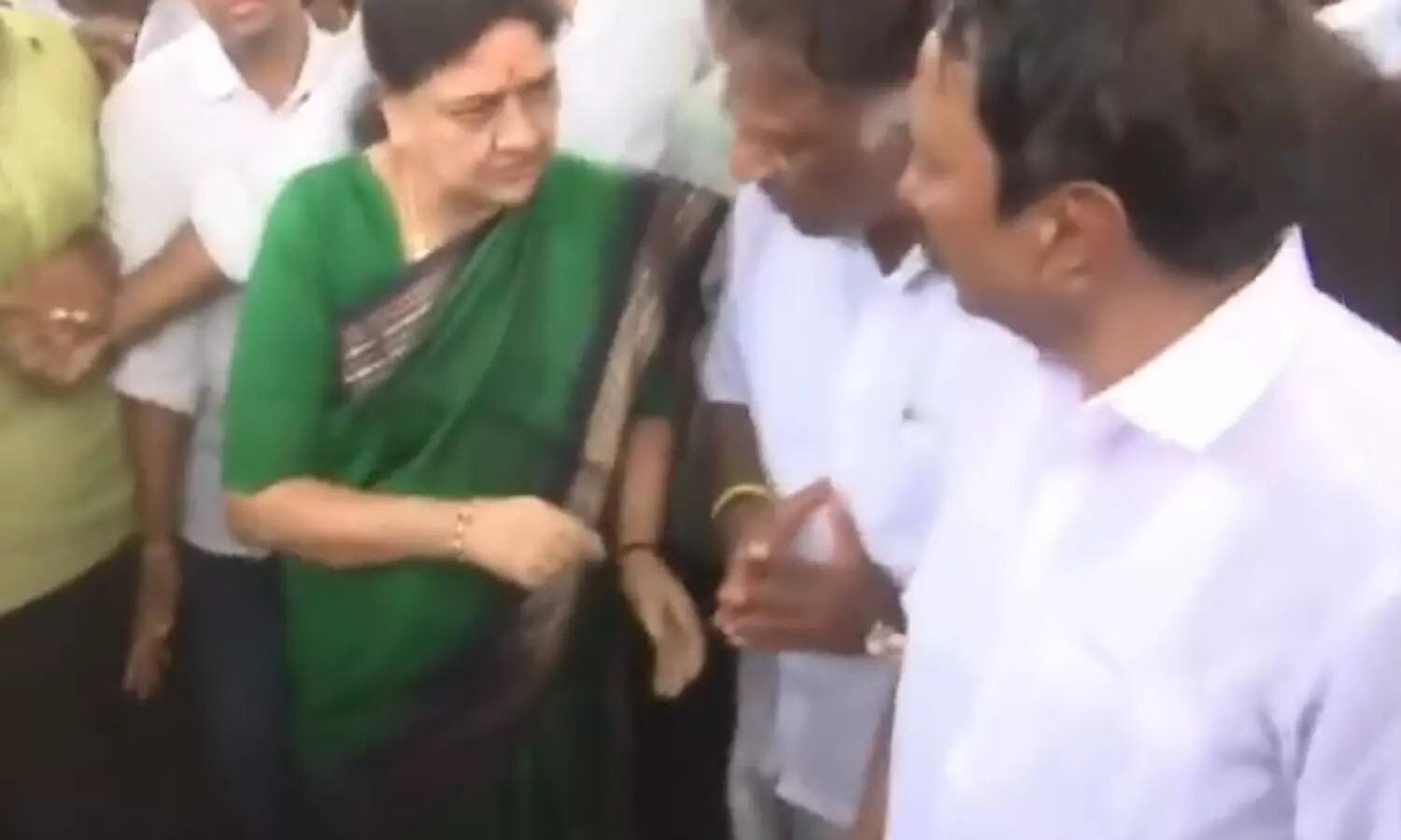 சசிகலாவை சந்தித்த ஓ.பன்னீர்செல்வம் - செங்கோட்டையன்..!