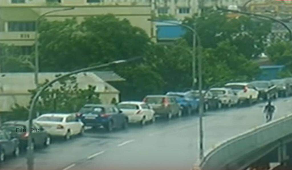 கார் பார்க்கிங்காக மாறிய வேளச்சேரி புதிய மேம்பாலம்