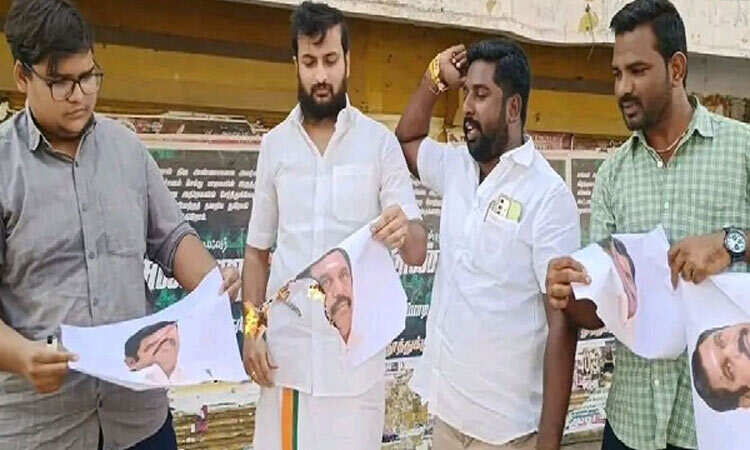 இபிஎஸ் உருவப்படம் எரித்த பாஜக நிர்வாகி - 6 மாத சஸ்பென்டை இரே இரவில் வாபஸ் பெற்ற பாஜக..