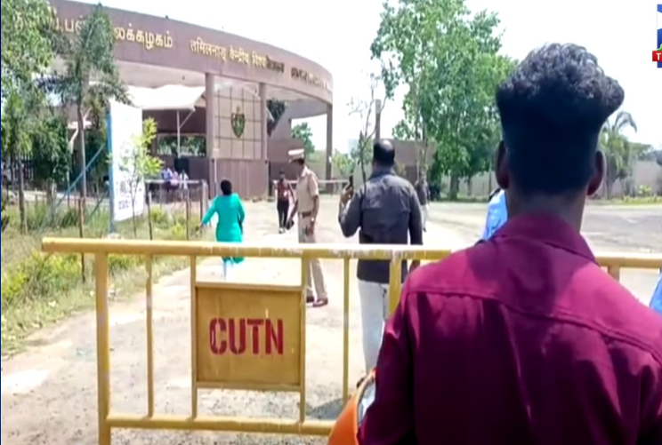 தாலியை கழட்டி மனைவியை நீட் தேர்வுக்கு அனுப்பி வைத்த கணவர்