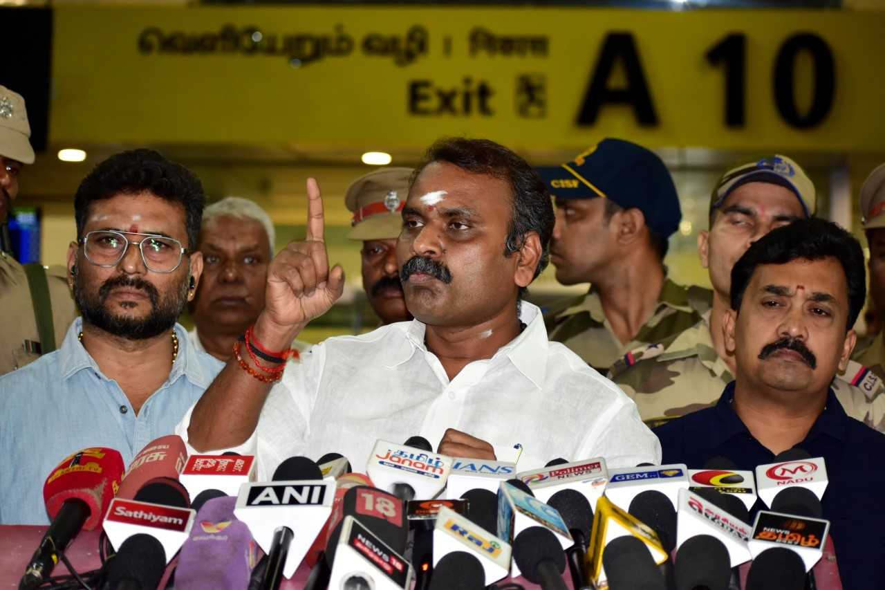 “பூச்சாண்டி கிளப்புவதை விட்டுவிட்டு தமிழக அரசை காப்பாற்ற ஏதாவது செய்யுங்கள்”- எல். முருகன்