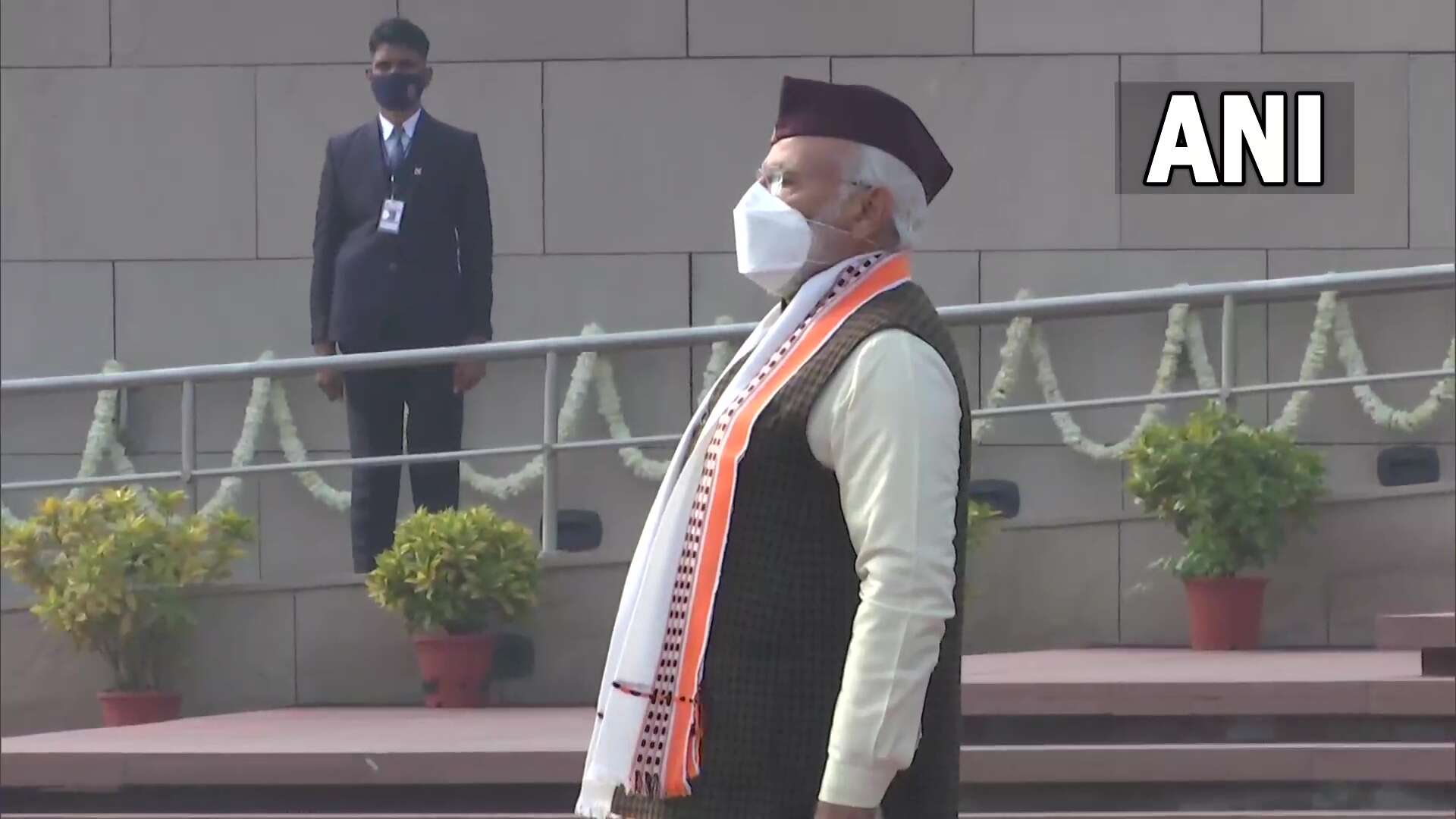 தேசிய போர் நினைவுச் சின்னத்தில் பிரதமர் மோடி மரியாதை..