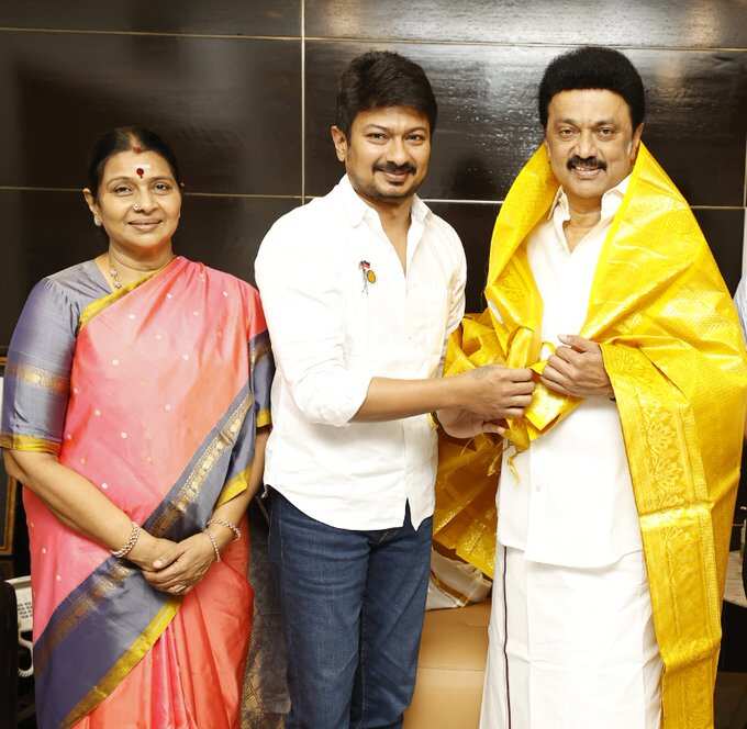 பிறந்தநாளையொட்டி பெற்றோரிடம் ஆசி பெற்ற உதயநிதி ஸ்டாலின்.. ட்விட்டரில் பதிவு..