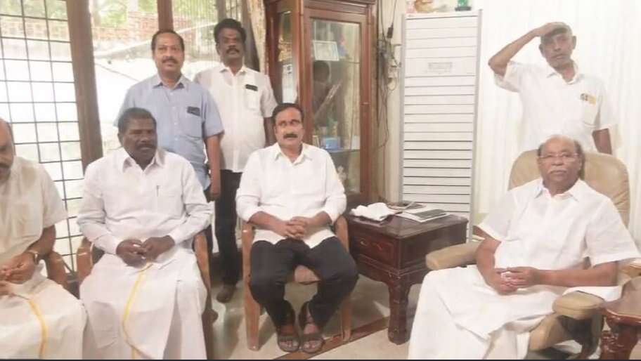 “இளைஞரணி தலைவர் பதவிக்கு அனுபவம் மிக்க நிர்வாகியை தான் அறிவிக்க வேண்டும்”- ராமதாஸிடம் அழுத்தமாக வலியுறுத்திய அன்புமணி