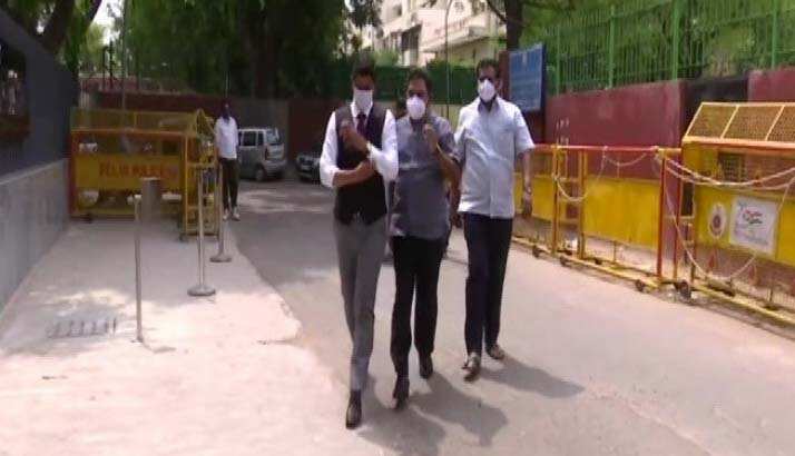 50 கோடி ரூபாய் லஞ்சம் கொடுத்தாரா டிடிவி தினகரன்? டெல்லியில் விசாரணை