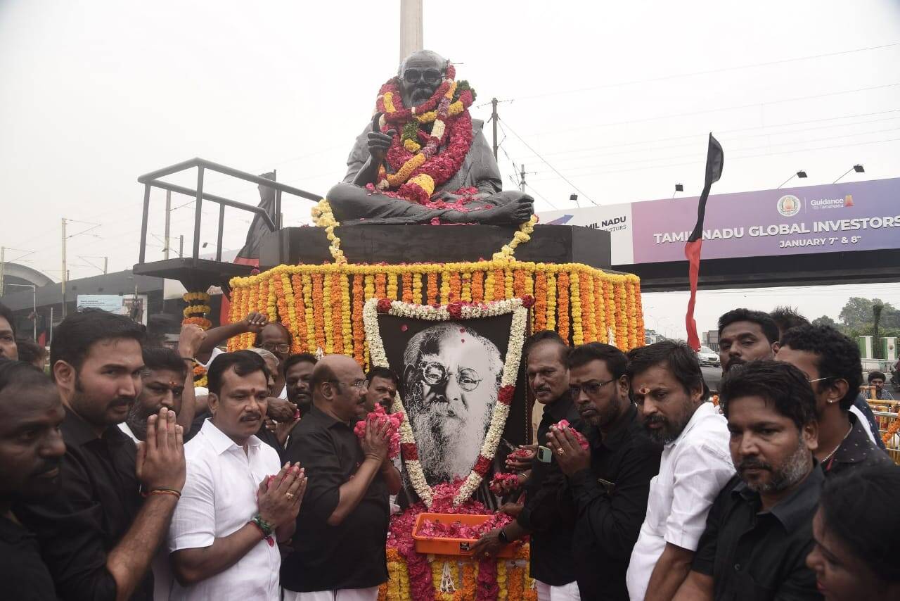 தந்தை பெரியார் திருஉருவ சிலைக்கு அதிமுக சார்பில் மரியாதை!