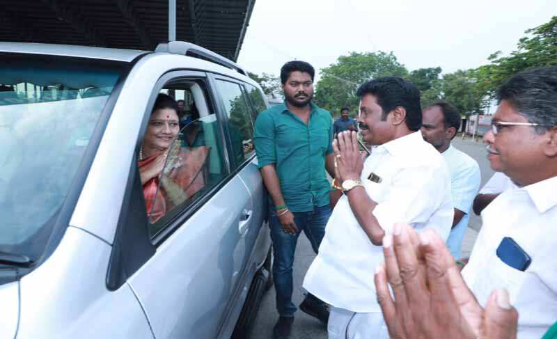 ஆவேசப்பட்ட அதிமுகவினர் - அசால்ட் செய்த சசிகலா