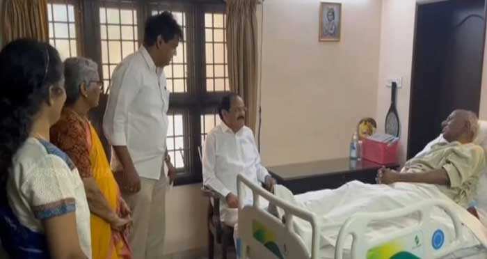 ஆற்காடு வீராசாமியை நேரில் சந்தித்து நலம் விசாரித்த வெங்கையா நாயுடு