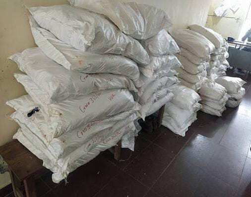 ஓசூரில் காரில் குட்கா கடத்திய 2 பேர் கைது; 467 கிலோ குட்கா, 48 மதுபாட்டில்கள் பறிமுதல்!