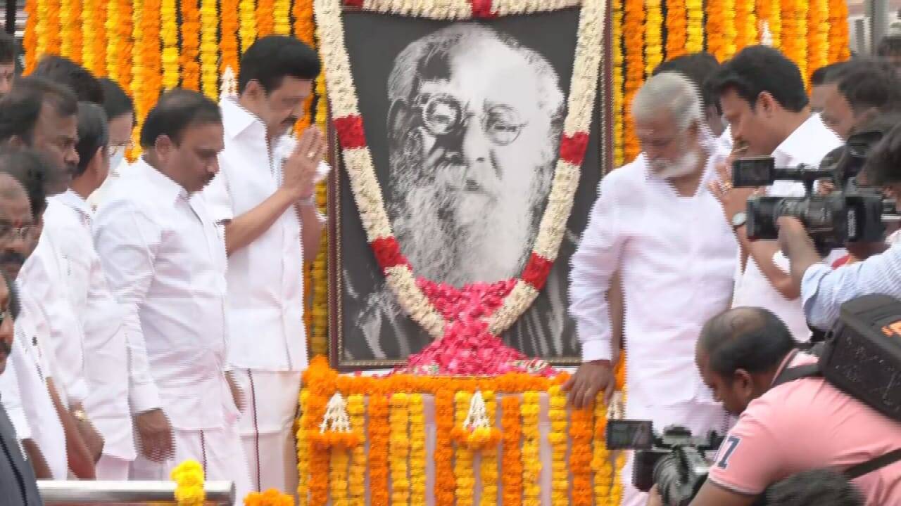 பெரியார் சிலைக்கு முதலமைச்சர் மு.க.ஸ்டாலின் மலர் தூவி மரியாதை
