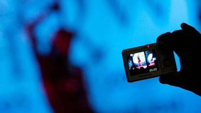 இன்ஸ்பெக்டர் வீட்டில் கல்லூரி மாணவி குளிப்பதை வீடியோ எடுத்த போலீஸ்காரர்