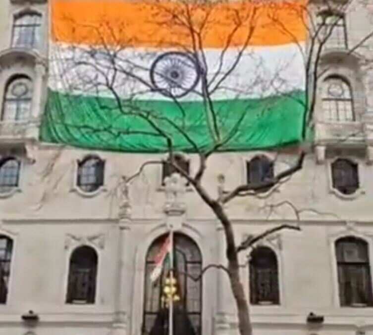 இங்கிலாந்தில் இந்திய தேசிய கொடி அவமதிப்பு - பதிலடி கொடுத்த இந்திய தூதரகம்