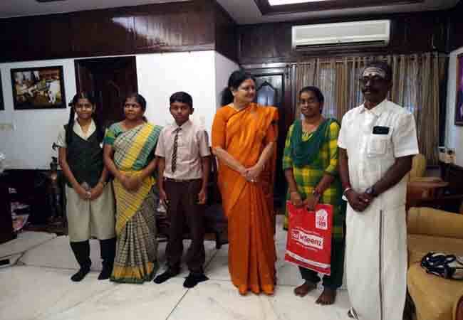 கண்ணீர் சிந்திய சசிகலா - துடைத்துவிட்ட உறவுகள்