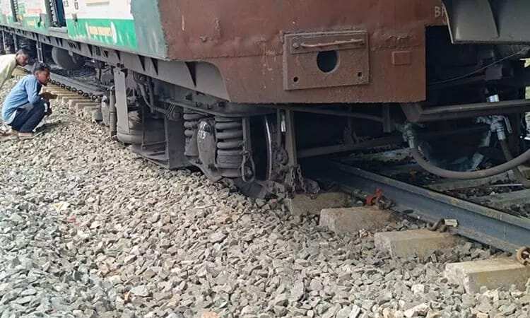 பேசின் பிரிட்ஜ் ரயில் நிலையம் அருகே மின்சார ரயில் தடம் புரண்டு விபத்து