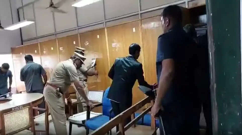 #BREAKING : சென்னை உயர்நீதிமன்றத்திற்கு வெடிகுண்டு மிரட்டல்..!