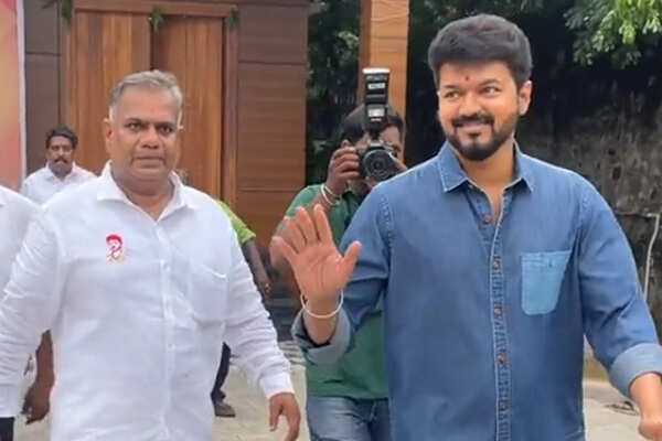 விஜய்யை கட்டுப்படுத்தும் மூவர் அணி... தவெகவில் வெடிக்கும் உட்கட்சி பஞ்சாயத்து!