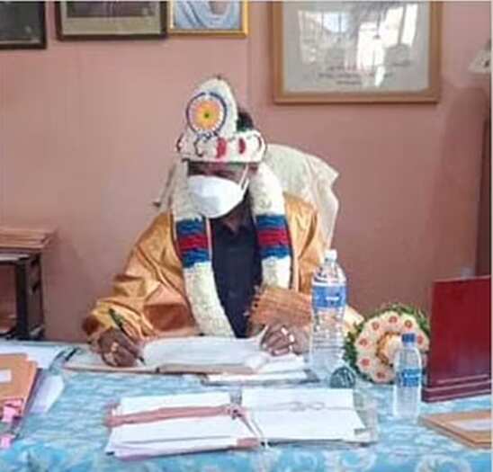 தலையில் மலர் கிரீடம் அணிந்து பள்ளியில் ஆய்வு... தென்காசி மாவட்ட கல்வி அதிகாரி இடமாற்றம்!