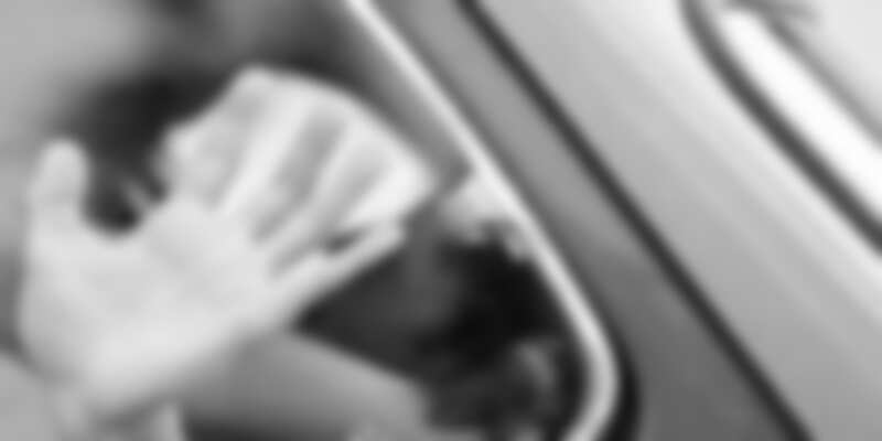 ஓடும் காரில் இருந்து கல்லூரி மாணவியை சாலையில் வீசிய இளைஞர்கள்