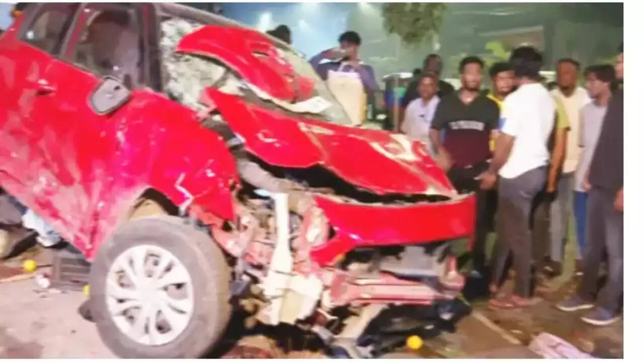 சாலையோரம் நின்றிருந்தவர்கள் மீது கார் மோதி விபத்து - 2 பேர் உயிரிழப்பு