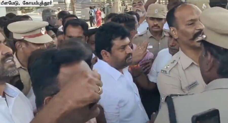 அமித்ஷாவை வரவேற்க வைக்கப்பட்ட பேனர் அகற்றம்- பாஜகவினர் சாலைமறியல்