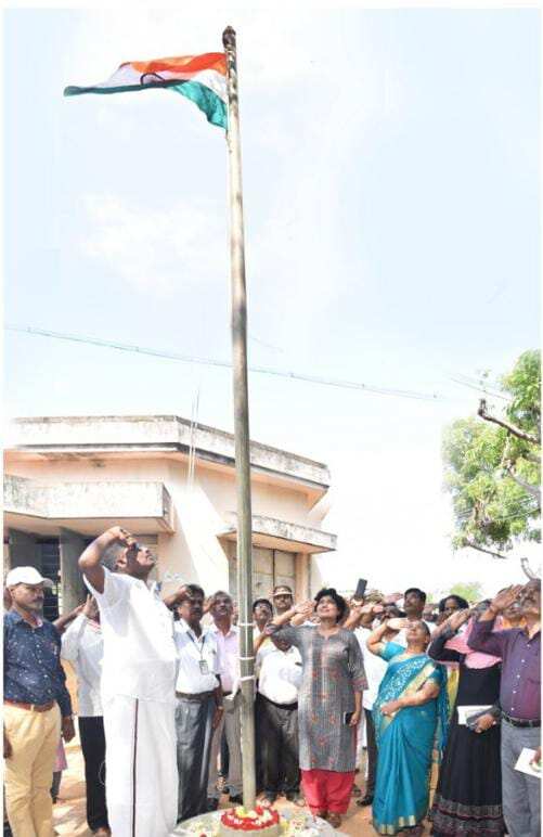 ஆட்சியர் முன்னிலையில் அரசுப்பள்ளியில் தேசிய கொடி ஏற்றிய ஊராட்சி மன்ற தலைவர்!