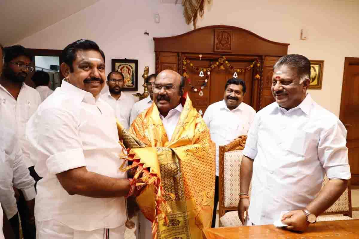 ஜெயக்குமார் வீட்டிலேயே இருக்கும் எடப்பாடி!